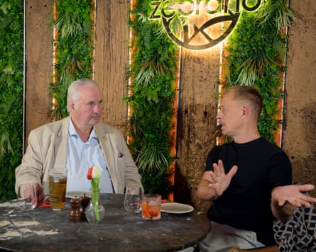 Robin and Aslak chatting at a restaurant table