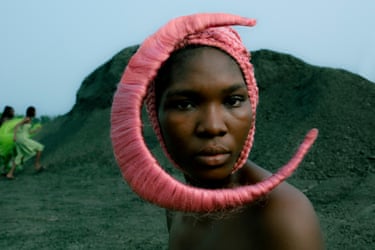 Delali Ayivi – Togo Family TiesAyivi approaches womanhood as a sacred and generative force. Sisterhood here is not symbolic. It is infrastructure. Ayivi shows women not as archetypes, but as complex, spiritual and defiant beings.