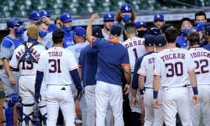 The Astros and Dodgers benches converge after growing tensions on Tuesday night