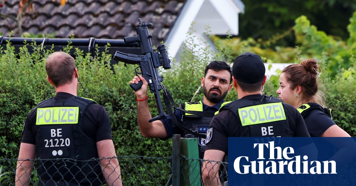 Η αστυνομία πυροβόλησε και σκότωσε έναν ύποπτο για μανία με βαν και μαχαίρι, σύμφωνα με αξιωματούχους