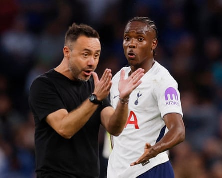 Tottenham manager Roberto De Zerbi gives Mathys Tel his post-game review on the pitch.