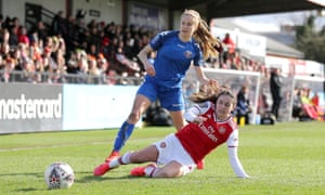 Katie Rood en acción para Lewes contra el Arsenal en febrero.