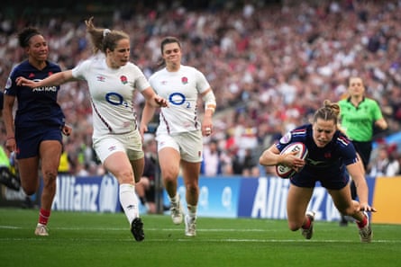 Joanna Grisez dives over to score for France