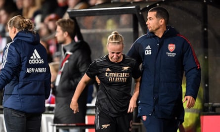 Beth Mead leaves the field after suffering a head injury. Arsenal were not permitted a concussion substitute to replace her.