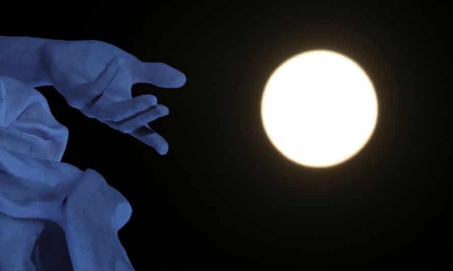 Der Vollmond geht in Buenos Aires auf, der Riesenmond geht hinter dem Denkmal Carta Magna y Las Cuatro Regiones Argentinas in Buenos Aires, Argentinien, 26.