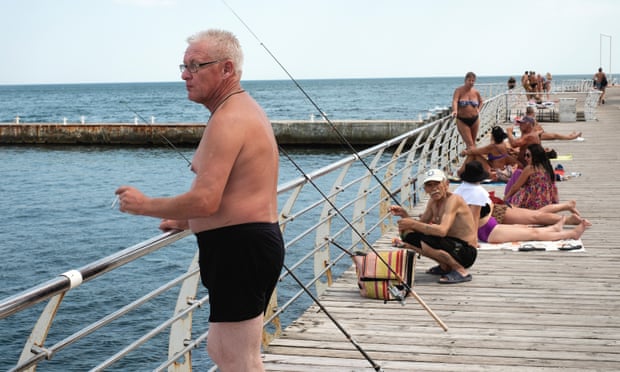 Hennadiy, izquierda, pescando con un amigo en el Mar Negro