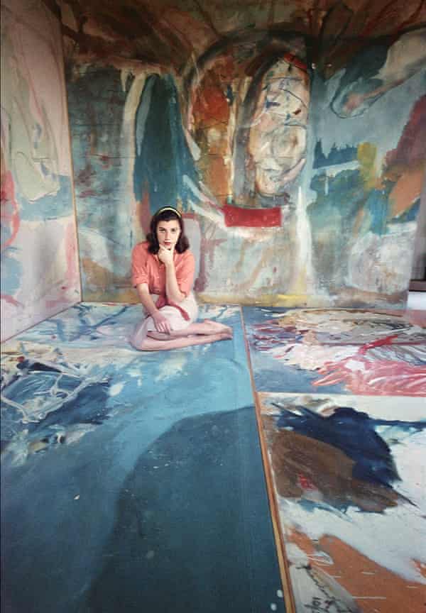 Helen Frankenthaler en 1957, photographiée par Gordon Parks.  Avec l'aimable autorisation de la Gordon Parks Foundation, New York, et d'Alison Jacques, Londres © The Gordon Parks Foundation
