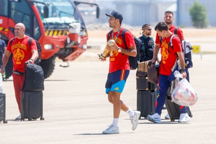 Rodri carries the World Cup astatine Barajas airdrome connected Monday