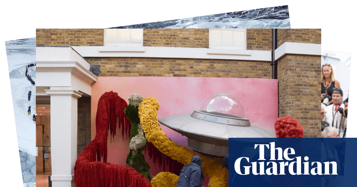 A milky protest and a UFO in London: photos of the day