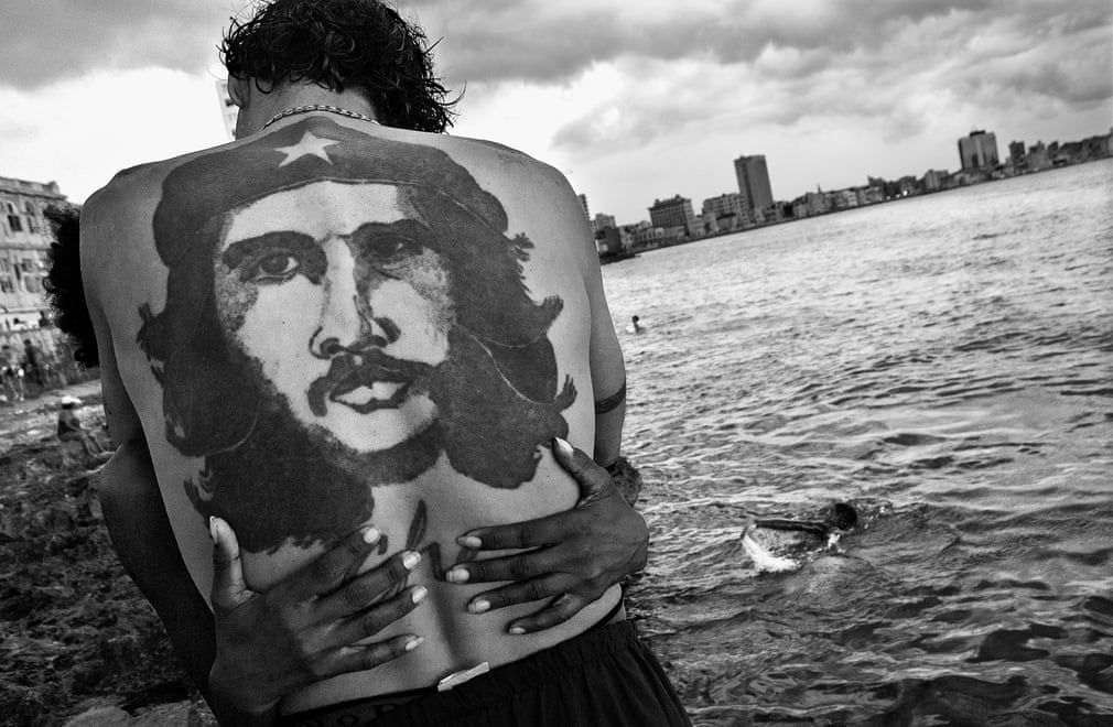 HAVANA. Cañibano wurde 1961 in Havanna geboren und machte ursprünglich eine Ausbildung als Schweißer. Erst 1984 begann er, sich selbst das Fotografieren beizubringen. Er entwickelte seinen eigenen Stil, den er "irgendwie surrealistisch" nennt, indem er die Werke großer Maler studierte. | Bildquelle: The Guardian | Bilder sind in der Regel urheberrechtlich geschützt