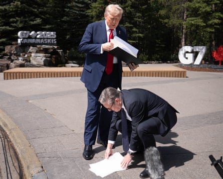 Starmer picks up papers from the floor as Trump stays standing
