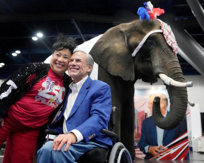 Gee, whiz: elephant relieves itself on floor of Texas Republican convention