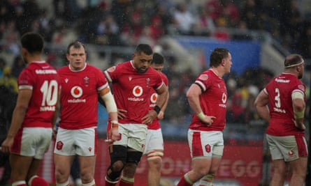 Wales players looking dejected after Ange Capuozzo’s try in Rome