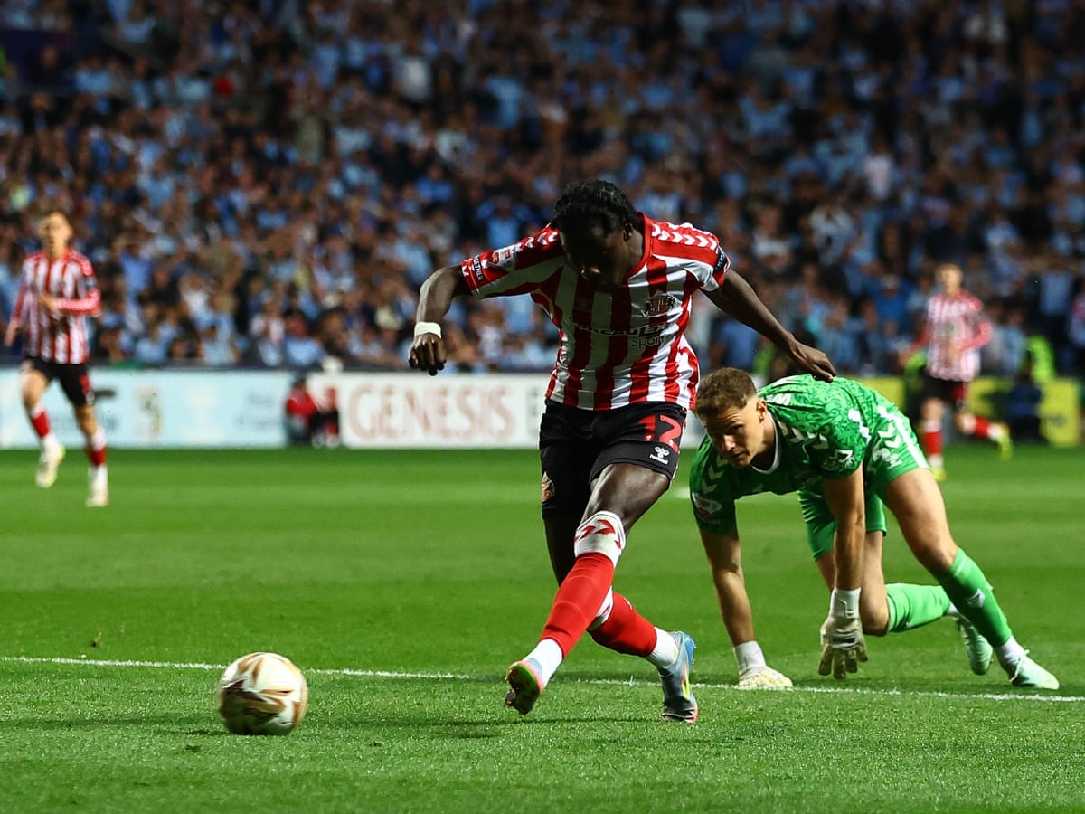 Mayenda punishes huge Coventry error to put Sunderland on top in playoff |  Championship | The Guardian
