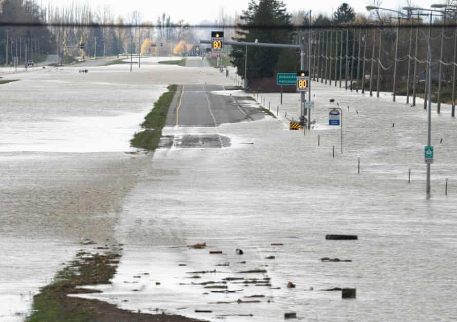 La autopista 1 que mira hacia el oeste hacia Abbotsford está casi completamente bajo el agua el 16 de noviembre.