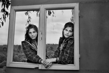 Twins, Amoeiro, Galicia, Spain, 1986*Part of the Journey show andthe FNAC photographic collection. From its inception, Fnac was driven by its founders’ commitmentto photography, assembling one of the most significant corporatephotography collections in France in 1978. Spanning nearlya century in the history of the medium, the 1,800 prints thatmake up the collection are held at the Musée Nicéphore Niépce.
