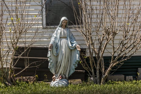 White and blue status of the Madonna in a scrubby yard