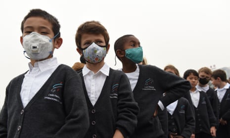 Children wear masks to protect from pollution in China