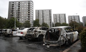 在哥德堡的Frolunda广场烧毁的汽车。警方怀疑青少年团伙参与了协调的骚乱