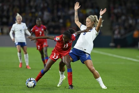 Betina Petit-Frere dari Haiti menahan Rachel Daly dari Inggris.