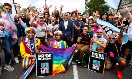 خان مع المحتفلين بالفخر في وسط لندن في يوليو.