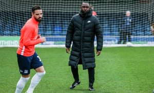 Andy Cole dirige el calentamiento del equipo como entrenador asistente de Southend United antes del cierre.