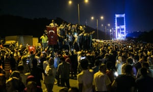 Las multitudes se reúnen cerca del puente Fatih Sultan Mehmet durante los enfrentamientos con las fuerzas militares en Estambul.