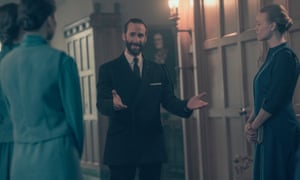 Commander Waterford (Joseph Fiennes) and Serena Joy (Yvonne Strahovski).