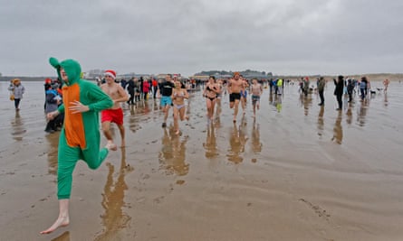 Si la marée est basse à Porthcawl, les nageurs peuvent se réchauffer en courant vers la mer.