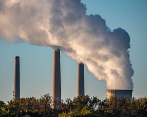 Fumaça sai de uma usina elétrica.