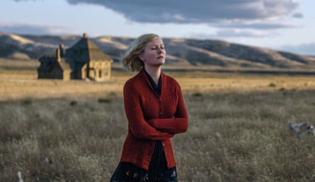 تقف دونست، عينيها مغلقتان، في منظر غربي واسع