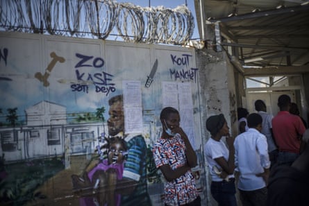 La gente espera en la puerta para ver a sus familiares en una clínica de MSF en Puerto Príncipe.