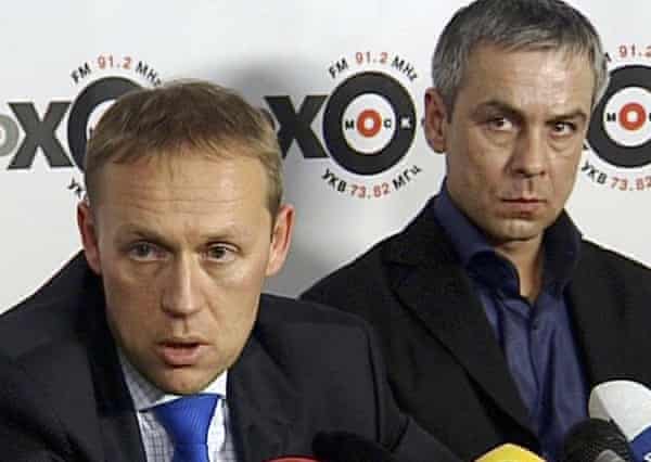 Andriej Ługowoj, po lewej, i Dmitrij Kowtun rozmawiają z radiem Jekho Moskwy w listopadzie 2006 roku.