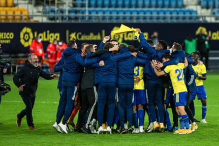 Cádiz players and management come together after the game.