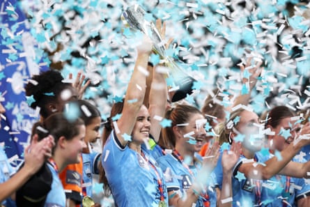 Natalie Tobin holds the ALW trophy surrounded by her Sydney FC teammates as confetti flies around them