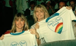 Olivia Newton-John and Christie Brinkley show Save Our Coast t-shirts as they join fellow Malibu residents on 22 October 1987 at a public hearing by the Los Angeles County Board of Supervisors on the construction of sewers in the coastal community
