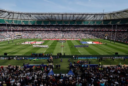 Les deux équipes s'alignent pour les hymnes nationaux devant une foule record du monde pour un match de rugby féminin lors du match des Six Nations féminins 2023 entre l'Angleterre et la France au stade de Twickenham en avril 2023.