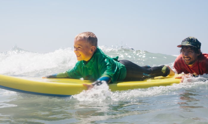 O surf é a nova onda para crianças com desafios mentais