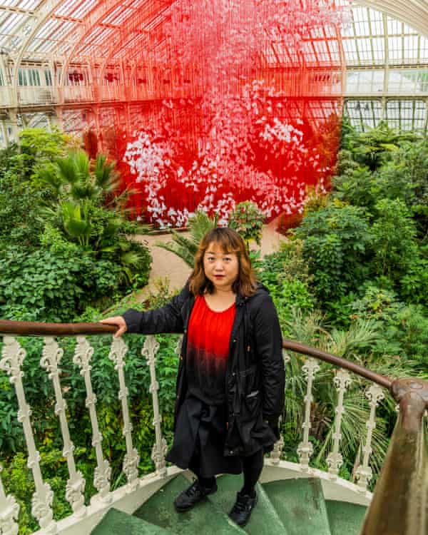Chiharu Shiota, na frente de seu trabalho One Thousand Springs em Kew Gardens, Londres, em 2021.