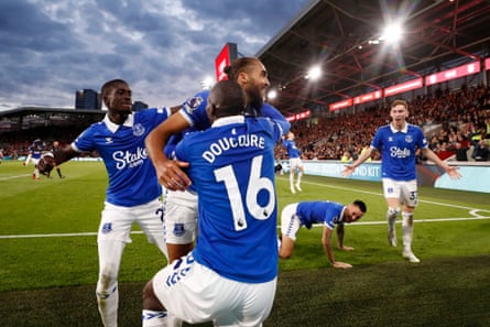 23 September 2023 Dominic Calvert-Lewin celebrates with his Everton teammates after scoring his side’s third goal at Brentford Community Stadium.