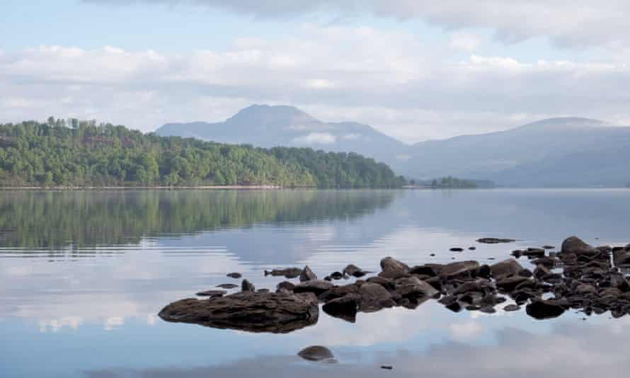 Vistas a Loch Lomond desde Inchmurrin, con Ben Lomond en la distancia.