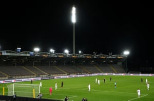 Manchester United se enfrenta a Lask en el Linzer Stadion casi vacío.