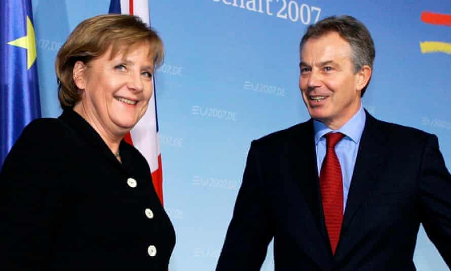 Merkel e Tony Blair fotografados juntos em 2013. Ele disse que a amizade deles durou depois que ele deixou o cargo.