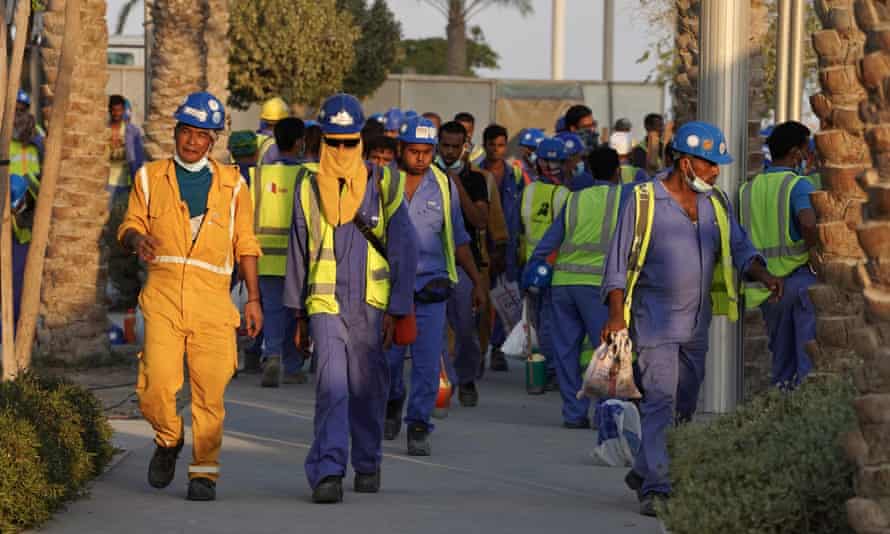 Les ouvriers du projet Katara Towers à Lusail City, au Qatar, quittent le site après le travail.