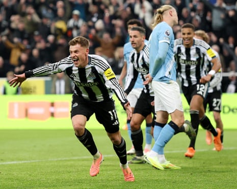 Harvey Barnes chạy ăn mừng sau khi ghi bàn thắng thứ hai cho Newcastle vào lưới Manchester City.