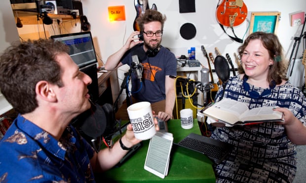 Helen Zaltzman and Olly Mann (left) recording their podcast Answer Me This! with Dr Martin Austwick in 2014.