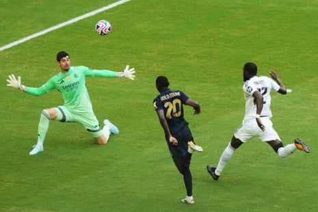 Randal Kolo Muani mistimes the lob with on Courtois to beat!