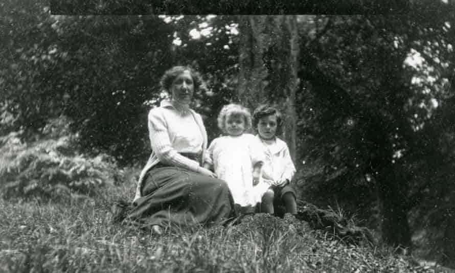 Mildred Golding with her sons William, centre, and Jose in 1914.