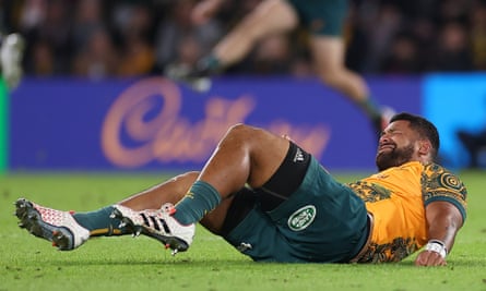 Scott Sio on the ground after injuring a shoulder