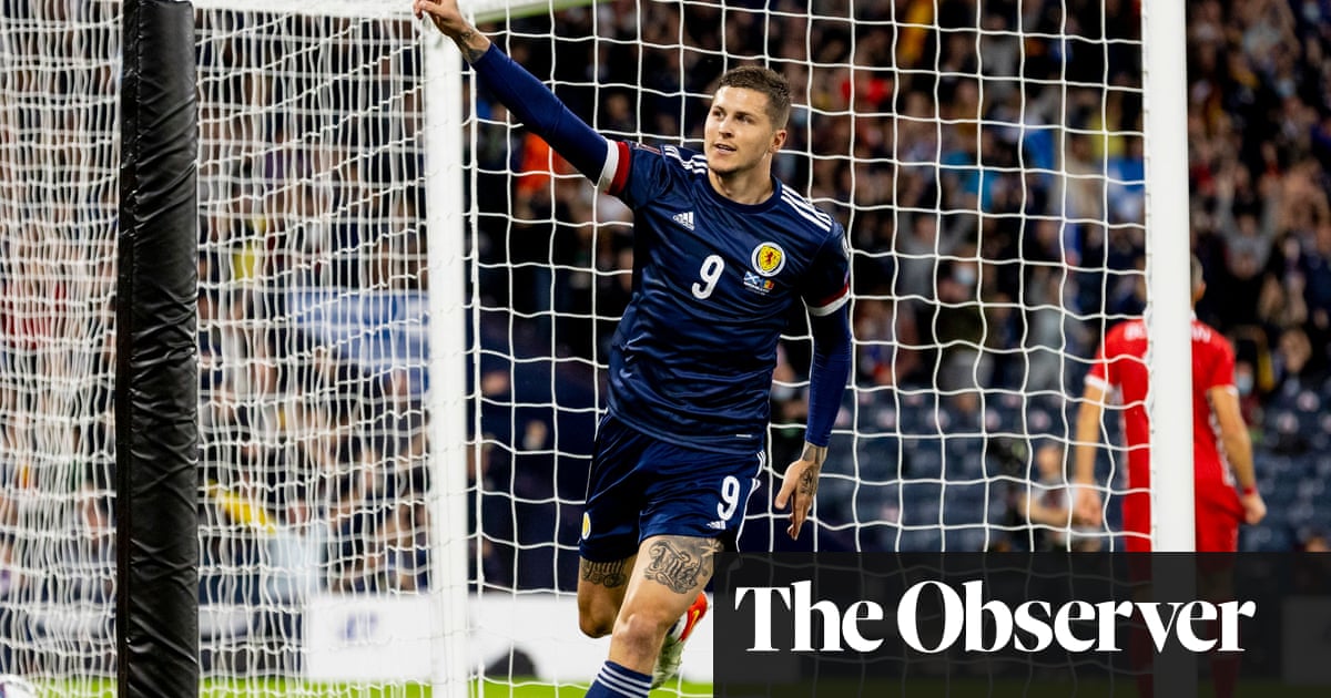 Lyndon Dykes taps in to give Scotland narrow win over Moldova